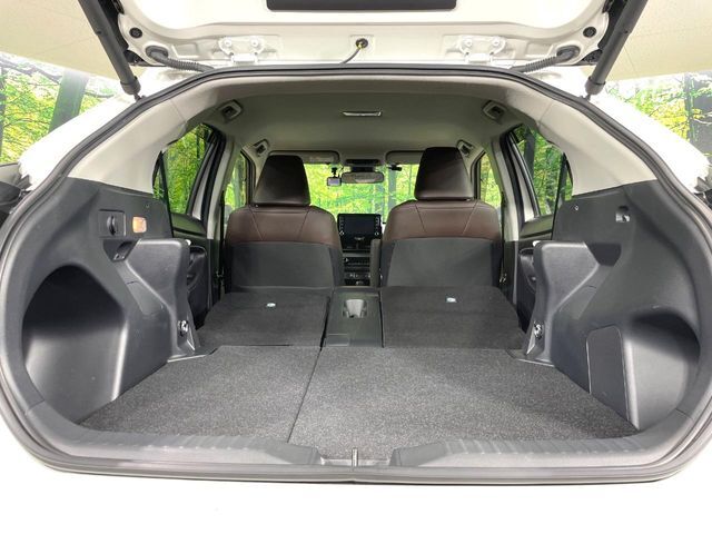 普段のお買い物や通勤、送迎等に十分な荷室スペースを確保しております。セカンドシートを倒すと、大きな荷物の積載も可能です♪