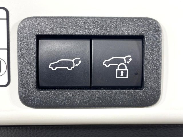 【パワーバックドア】スマートキーや運転席のボタンを押すだけでリアゲートが自動で開閉します！荷物を持っている時や、高い位置にあるバックドアを閉める際に便利な機能です♪