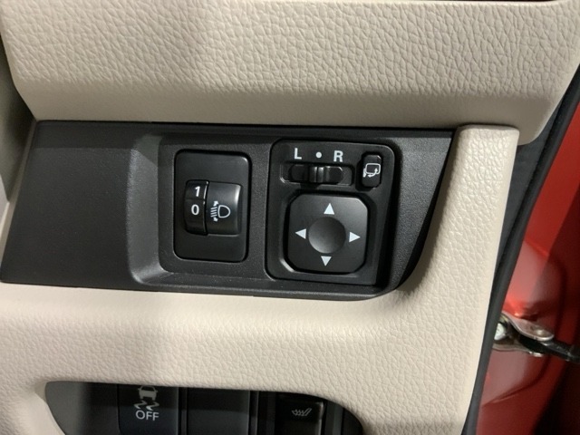 狭い駐車場で便利な電動格納ドアミラーが付いています。