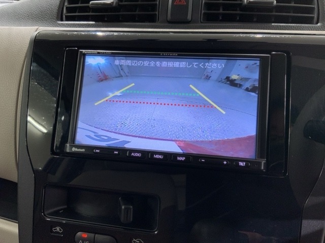リバースギアに入れるだけで後方の表示へ切り替わります。夜間や雨の日の駐車も楽になりますよ。