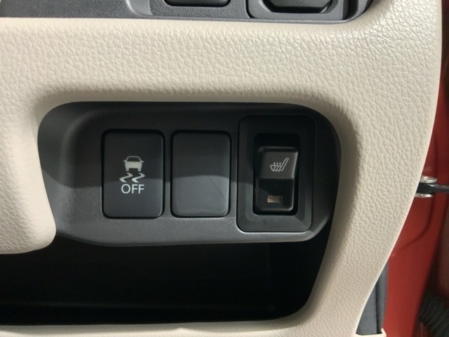 運転席にはシートヒーターが付いています！寒い日に便利な装備ですね。