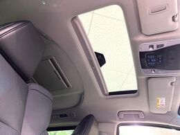 【サンルーフ】開放感たっぷりの希少装備、サンルーフが装着されています！車内に明かりを取り入れたり景色を楽しむ以外にも、車内の空気も簡単に換気できて快適です！