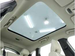 天井一面ともいえるパノラマサンルーフは車内に解放感を与えます。また、電動シェード付きで日差しを遮ることも可能です。