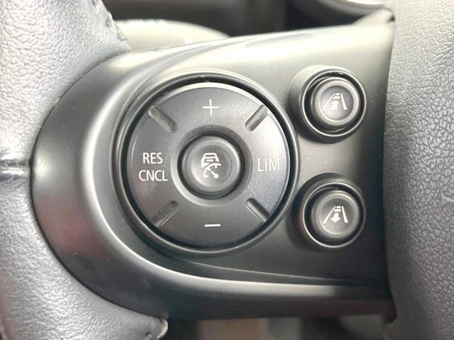 ●レーダークルーズコントロール：前の車との車間距離を一定にとりつつ、一定速度で自動走行してくれる次世代のクルーズコントロール！主に高速道路や自動車専用道路で使用する便利な機能です！