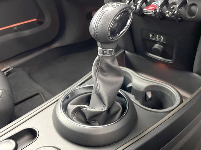 ●MTモード付きAT：通常は自動でおこなわれる変速（ギアチェンジ）をドライバーの操作によって意図的に変えられるシステムです。より一層普段のドライブをお楽しみいただけます！