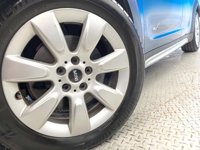 ●純正17インチアルミホイール：輸入車ならではの卓越した走りを支えるホイールと足回りです！日本車の走りに慣れている方にもぜひ体感して頂きたいほど、高いレベルでまとまっています！