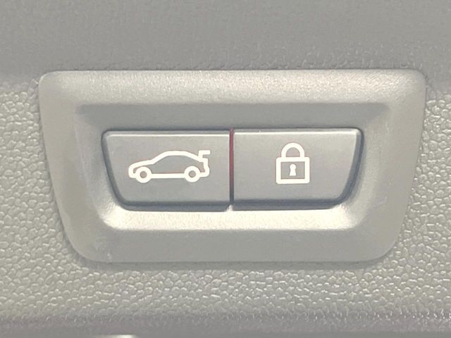 ●電動リアゲート：ワンタッチでリアゲートの開閉ができ、荷物などで両手が塞がっている状態でも簡単に開閉ができる便利機能です。