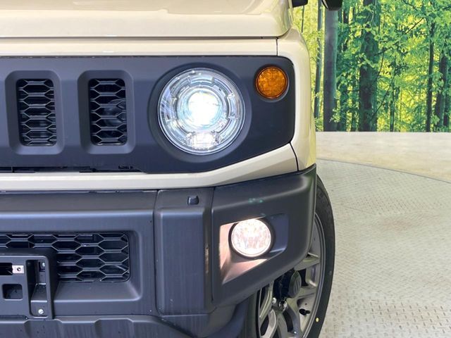 【LEDヘッドライト】悪天候や夜間走行時も良好な視界を確保し安心して運転できる高輝度LEDヘッドライトを装備！点灯速度が早く、消費電力も抑えられています。