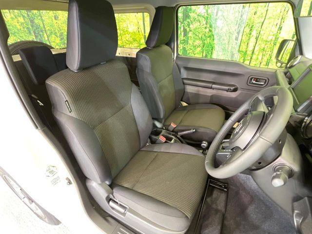運転席シート廻りは使用感も少なく、良好な状態となっています。前オーナー様が丁寧に使っていたことがよくわかりますね。