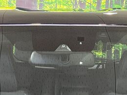 【三菱e-Assist】走行中に前方の車両等を認識し、衝突しそうな時は警報とブレーキで衝突回避と被害軽減をアシスト。より安全にドライブをお楽しみいただけます。