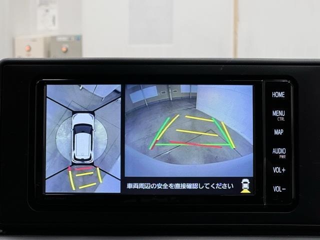 パノラミックビューモニターシステムが付いているので車の上から見た映像が確認できますよ。　一目で車両周辺の情報を確認できますが、直接安全をご確認下さい。