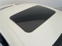 【ムーンルーフ】天井から太陽の穏やかな光や爽やかな風を取り込むことができる、レクサスの「サンルーフ」です！頭上のスイッチでムーンルーフを開閉することができます。