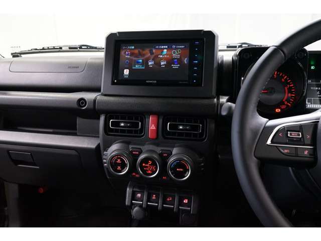 フルセグTV/CD/DVD/Bluetooth対応のナビが付いています！各種エンタテインメントがドライブをより盛り上げます。また、オートエアコン付きなので設定した温度で車内の温度調整を行ってくれます！