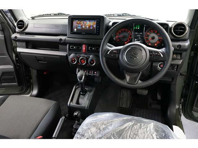 JB04系スズキジムニー現行後期モデル4型が入荷！レギュラー使用の車です。車両重量1050kg・WLTCモード燃費は14.3km/L・水冷直列3気筒ターボエンジン・64馬力のお車です（※カタログ参照）