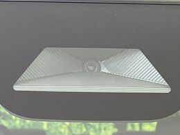 【ホンダセンシング】走行中に前方の車両等を認識し、衝突しそうな時は警報とブレーキで衝突回避と被害軽減をアシスト。より安全にドライブをお楽しみいただけます。