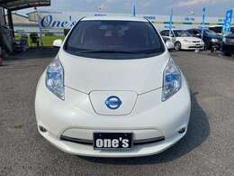 《 ガソリン値上がりするとお問い合わせの増えるEV車 リーフ入庫しました！人気のパールホワイト！TEIN車高調！RAYS17インチAW！革調シートカバー！外観はかっこよくなってます！　　》