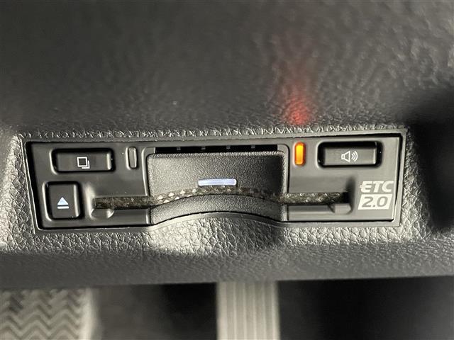 【ETC】有料道路を利用する際に料金所で停止することなく通過できる、ETC車載器（ノンストップ自動料金収受システム機器）が装備されています。セットアップを行うことで利用可能になります。