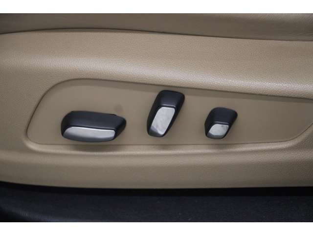 前席8ウエイ電動シートを装備しているので、微調整も簡単に合わせられます。