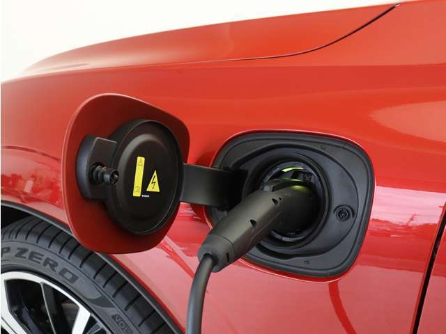専用コードを接続するだけで簡単に充電が行えます。プラグインハイブリッドモデルRecharge PHEV T6 AWDは、走行中の充電のほか、自宅などに設置された充電機器からの充電が可能です。