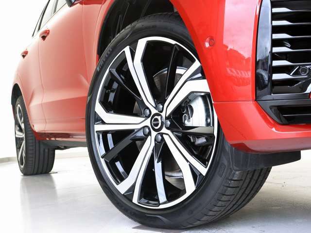 ダイヤモンドカット/ブラックの5ダブルスポーク8.5J×21インチアルミホイール。衝突回避・被害軽減ブレーキシステムやパイロット・アシストなど、数多くの先進安全・運転支援機能を標準装備。
