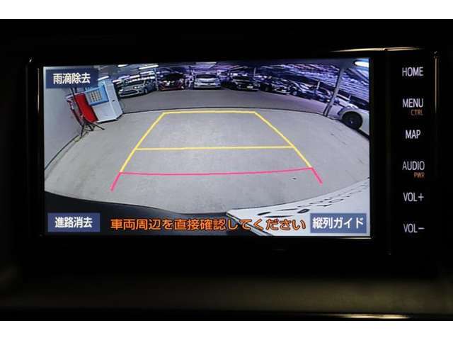 後方の死角を軽減し、狭い場所での切替しや駐車もしやすくなるバックモニターを装備しています。
