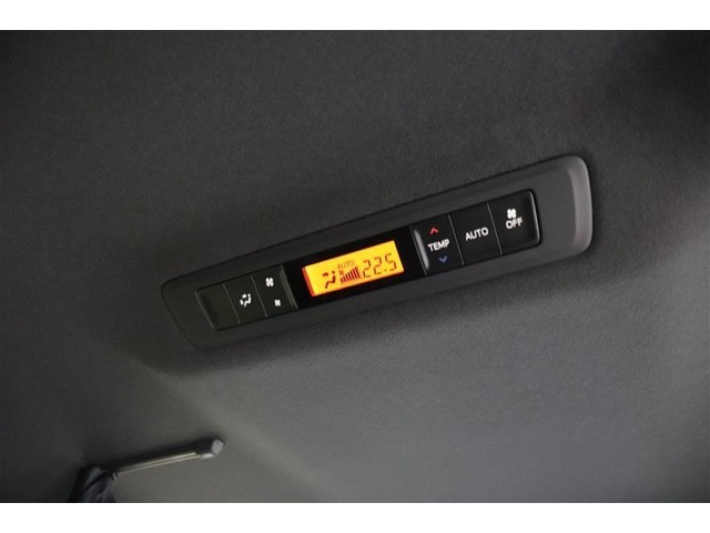 リヤオートエアコンで後席でも快適な車内空調です♪