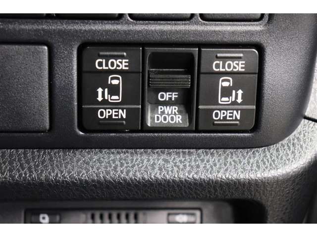 スライドドアの開閉は、ドアハンドルはもちろん運転席からのスイッチ操作でも可能です。お子様の送迎時の乗り降りも一段と楽になります。