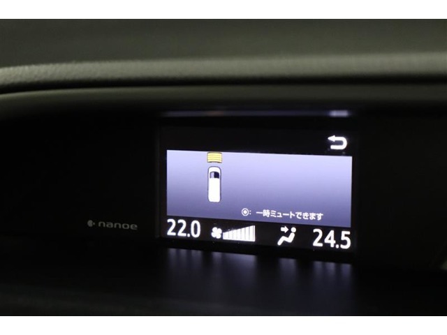 前後に装備されたセンサーで障害物（静止物）を検知。ディスプレイ表示と音でお知らせ。誤発進抑制のパーキングサポートブレーキ搭載しています。