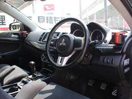 恐れ入りますがご来店前に電話かメールでご来店日の予約をお願い致します。展示スペースが小さい為に少し離れたバックヤードにて在庫車を保管していてすぐにご覧頂けない可能性があります。