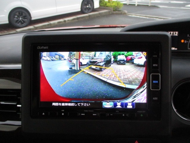 リアカメラのお写真です。駐車が苦手な方でもラクに駐車が行えますね。