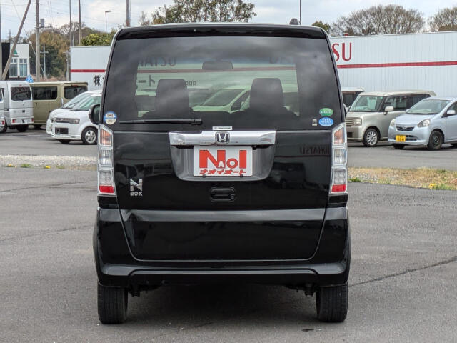 「当社のこだわり」入庫後のお車は選任スタッフによる細部清掃を実施しております。足回り、エンジンルーム、室内、室外を隅々まで綺麗にしております。展示車はキレイです。全国配送も可能ですのでご相談下さい！