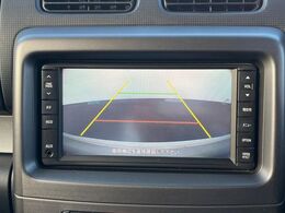 【バックカメラ】駐車時に後方がリアルタイム映像で確認できます。大型商業施設や立体駐車場での駐車時や、夜間のバック時に大活躍！運転スキルに関わらず、今や必須となった装備のひとつです！