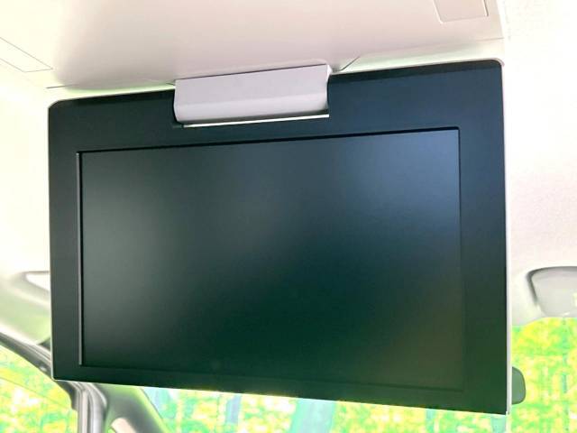 【フリップダウンモニター】大画面モニターで後席でもエンタメをお楽しみいただけます。小さなお子様にも大人気の装備です♪