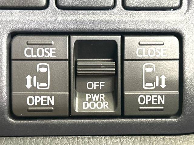 【両側パワースライドドア】スマートキーや運転席のスイッチで後席両側スライドドアの開閉が可能♪電動だから力を入れてドアを開ける必要が無く、小さなお子様でも簡単に開け閉めでき快適です♪