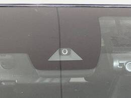 【エマージェンシーブレーキ】走行中に前方の車両等を認識し、衝突しそうな時は警報とブレーキで衝突回避と被害軽減をアシスト。より安全にドライブをお楽しみいただけます。