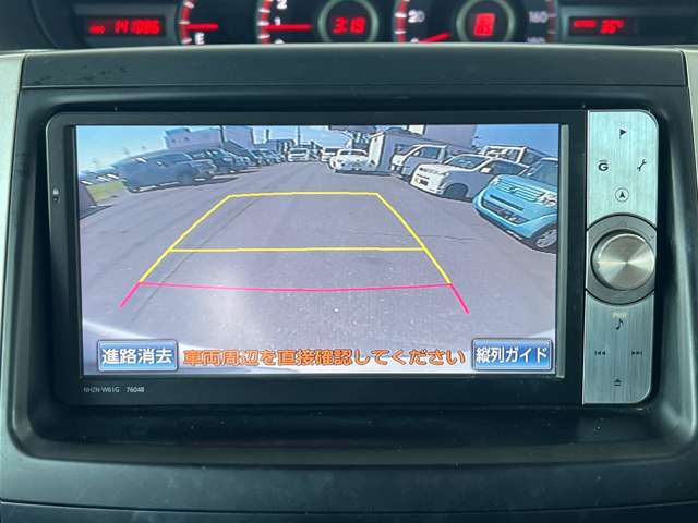 【バックカメラ】駐車時に後方がリアルタイム映像で確認できます。大型商業施設や立体駐車場での駐車時や、夜間のバック時に大活躍！運転スキルに関わらず、今や必須となった装備のひとつです！