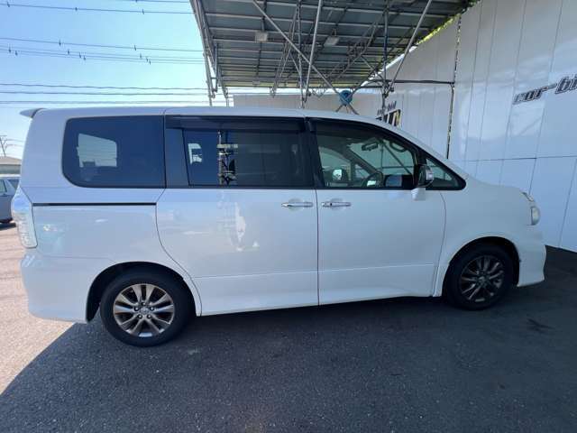 他にも画像がございますので、ぜひご覧いただければと思います。より詳しくお車をご覧いただけます。