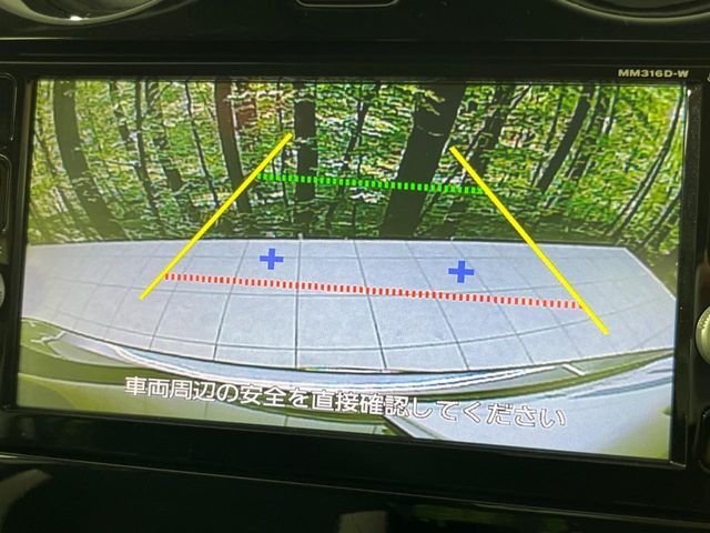 【バックカメラ】駐車時に後方がリアルタイム映像で確認できます。大型商業施設や立体駐車場での駐車時や、夜間のバック時に大活躍！運転スキルに関わらず、今や必須となった装備のひとつです！