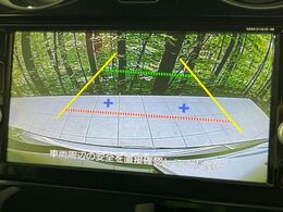 【バックカメラ】駐車時に後方がリアルタイム映像で確認できます。大型商業施設や立体駐車場での駐車時や、夜間のバック時に大活躍！運転スキルに関わらず、今や必須となった装備のひとつです！