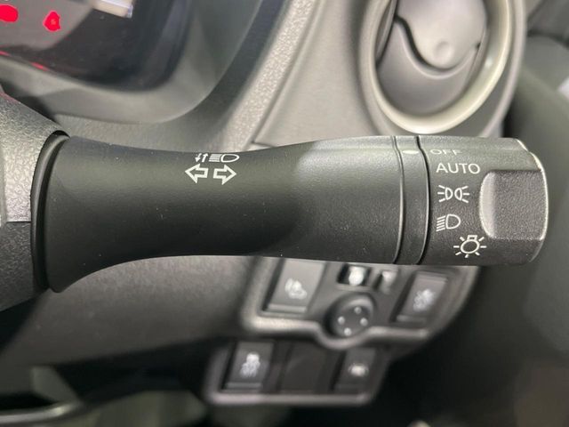 【オートライト】周りの明るさに応じて自動でヘッドライトの点灯・消灯ができる機能です！ライトの付け忘れ・消し忘れなどが無くなり、雨の日や夕方の走行も安心！トンネル通過時も便利ですね♪