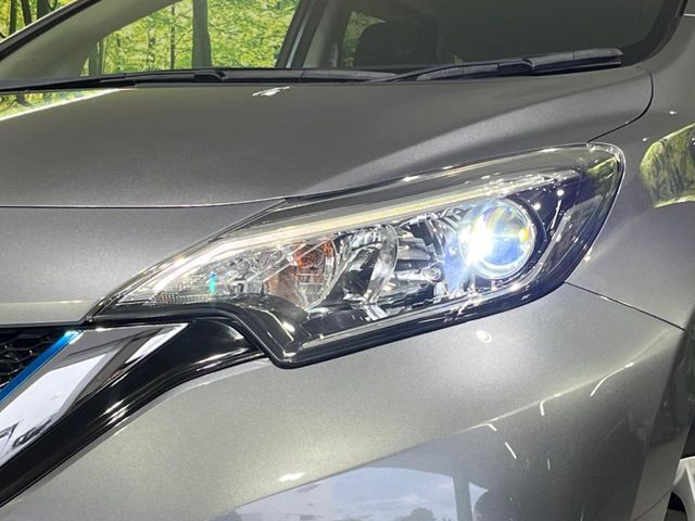 【LEDヘッドライト】悪天候や夜間走行時も良好な視界を確保し安心して運転できる高輝度LEDヘッドライトを装備！点灯速度が早く、消費電力も抑えられています。