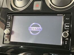 【純正ナビ】人気の純正ナビを装備しております。ナビの使いやすさはもちろん、オーディオ機能も充実！キャンプや旅行はもちろん、通勤や買い物など普段のドライブも楽しくなるはず♪