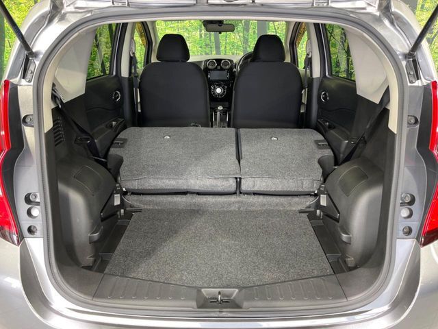 普段のお買い物や通勤、送迎等に十分な荷室スペースを確保しております。セカンドシートを倒すと、大きな荷物の積載も可能です♪