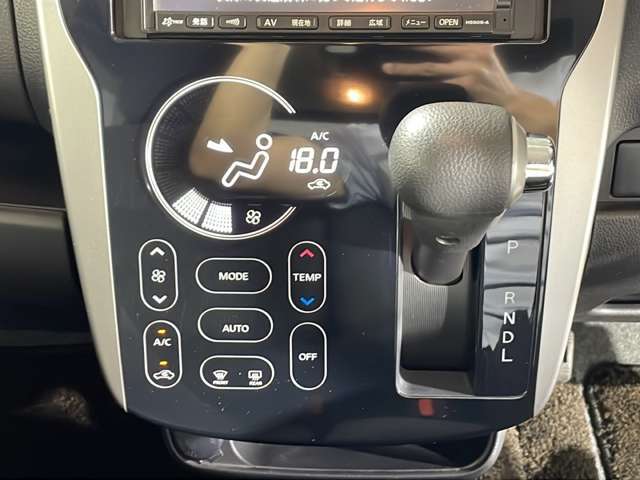 【オートエアコン】車内温度を感知して自動で温度調整をしてくれるのでいつでも快適な車内空間を創り上げます！