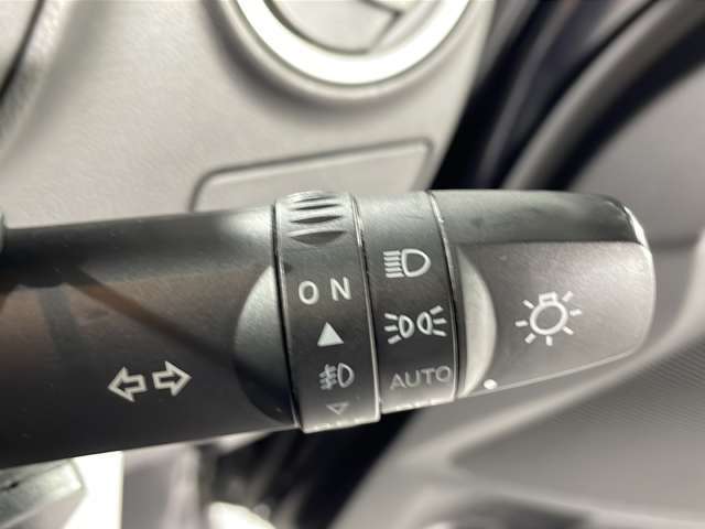 【オートライト（AUTO）】外の明るさをシステムが感知して、自動でヘッドライトが点灯します！ヘッドライトをつけ忘れを防ぐ便利機能です。