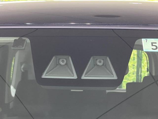 【スマートアシスト3】走行中に前方の車両等を認識し、衝突しそうな時は警報とブレーキで衝突回避と被害軽減をアシスト。より安全にドライブをお楽しみいただけます。
