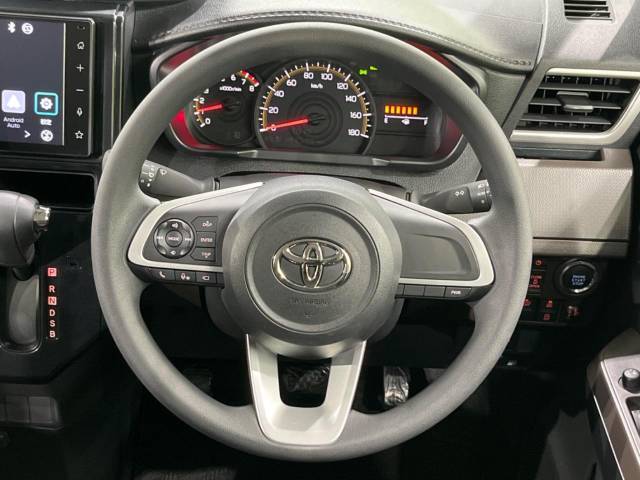 インテリアに合わせたデザインのステアリングは、運転される方のことも考え、運転しやすい形状、大きさです。是非一度、実際に触ってお確かめください。