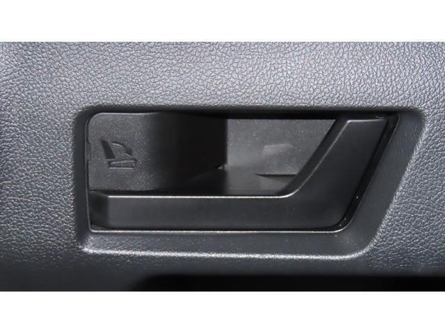 ワンタッチで後部座席が倒れるレバーを搭載。荷室が一手で広がり、後部座席まで回り込む手間が省けます。
