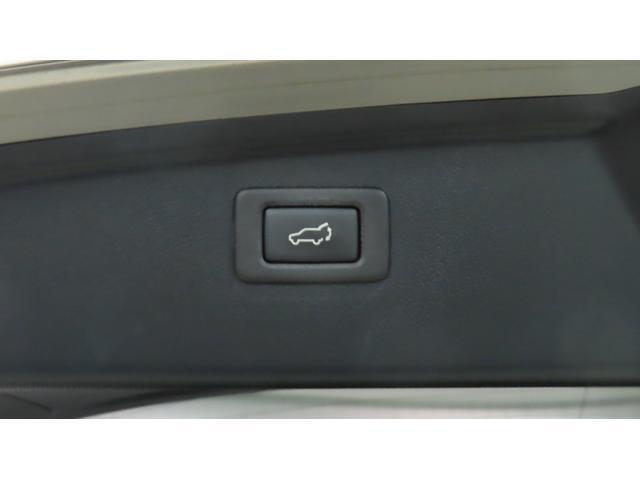 ”ボタンを押せば、リヤゲートが開閉するスイッチです。両手が荷物でふさがっていても、スイッチを押せば自動で動きます。”