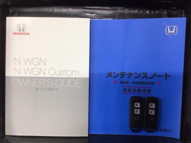 スマートキーは鍵をバッグに入れたままでもドアロックの開閉やエンジンのON・OFFができます。夜間や雨の日も鍵を探さなくて良いので便利です。